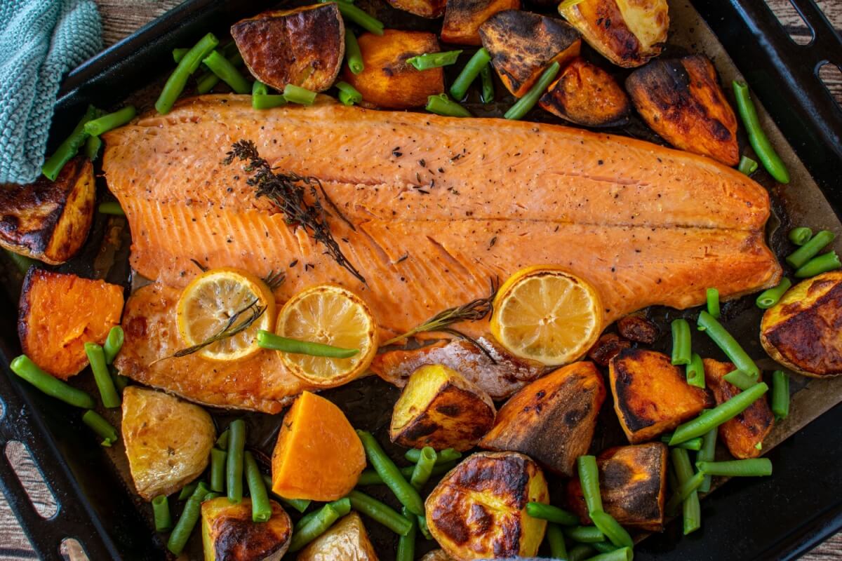 Salmão assado com batata-doce (Imagem: Angelika Heine | Shutterstock) 