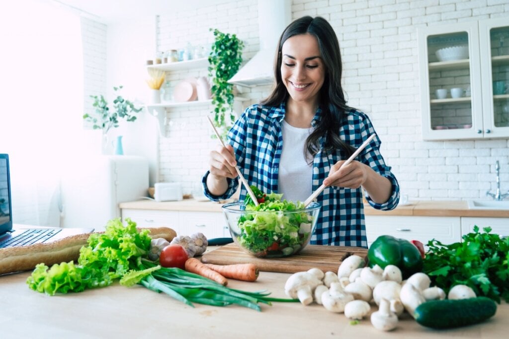 Ter uma dieta equilibrada auxilia na produção do leite e saúde materna (Imagem: My Ocean Production | Shutterstock)