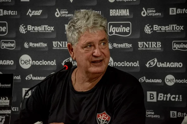 Geninho - 31 dias (4 jogos) por Pietro Carpi/EC Vitória