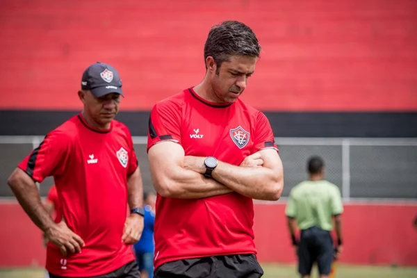 João Burse - 229 dias (24 jogos) por Pietro Carpi/EC Vitória