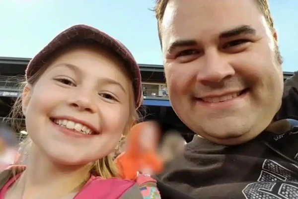 Kayla Unbehaun e o pai Ryan Iserka em foto antes do desaparecimento da garota por Reprodução