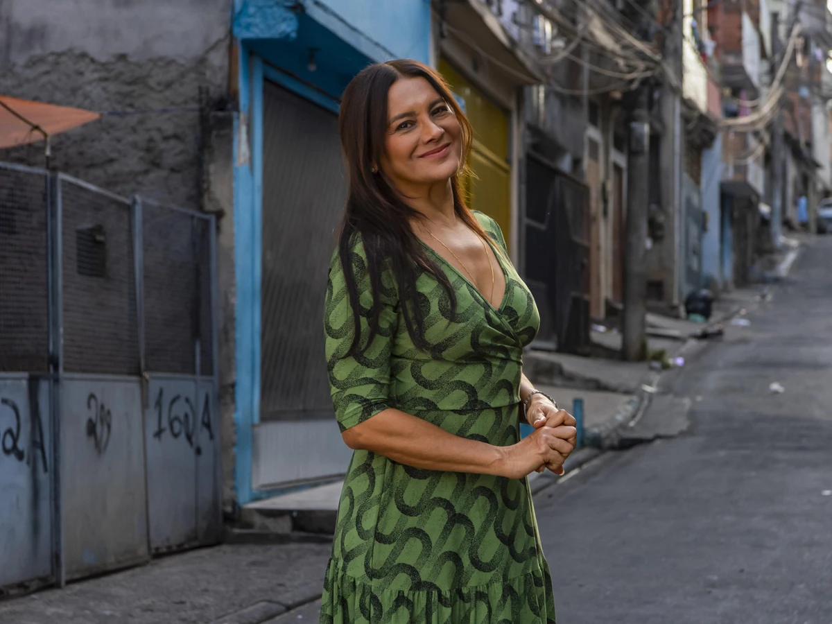 Lígia, doce e resiliente, criou a filha sozinha após ser abandonada por Joaquim (Marcos Palmeira), homem solitário e de comportamento estranho que nunca reconheceu a paternidade. por Divulgação