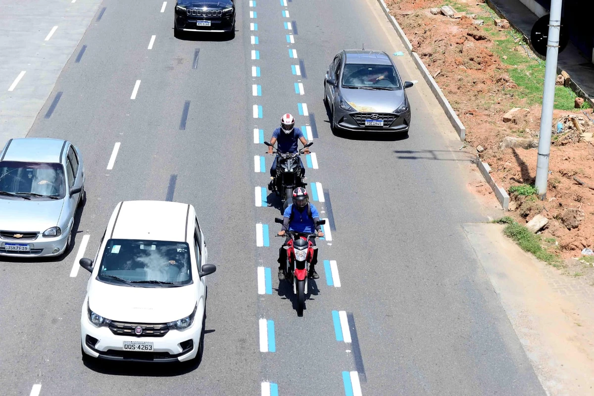 Primeira motofaixa de Salvador, na Avenida Mário Leal Ferreira (Bonocô) | por Jefferson Peixoto/Secom PMS