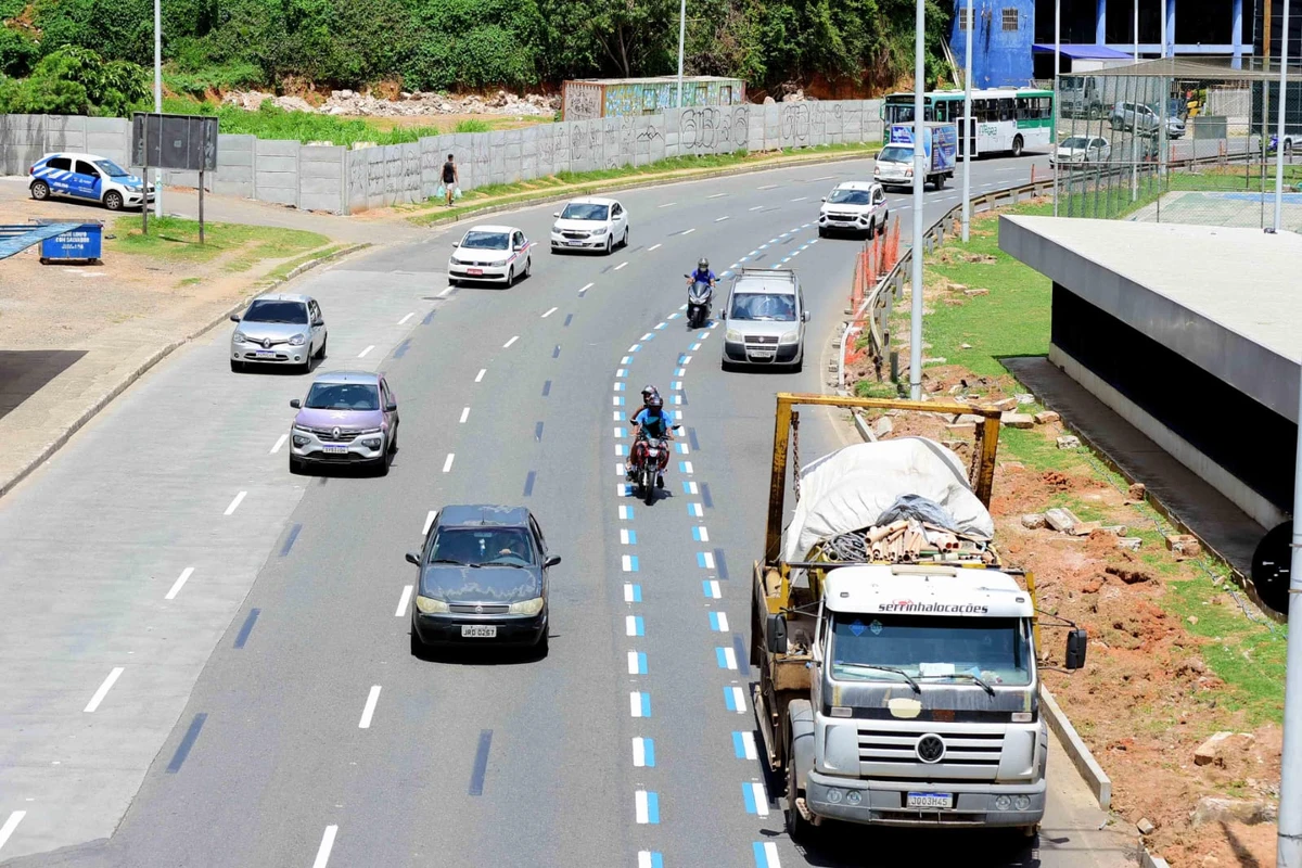 Primeira motofaixa de Salvador, na Avenida Mário Leal Ferreira (Bonocô) | por Jefferson Peixoto/Secom PMS