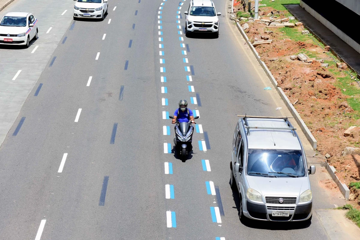 Primeira motofaixa de Salvador, na Avenida Mário Leal Ferreira (Bonocô) | por Jefferson Peixoto/Secom PMS