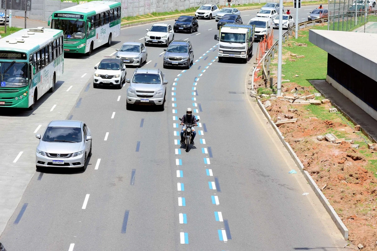Primeira motofaixa de Salvador, na Avenida Mário Leal Ferreira (Bonocô) | por Jefferson Peixoto/Secom PMS