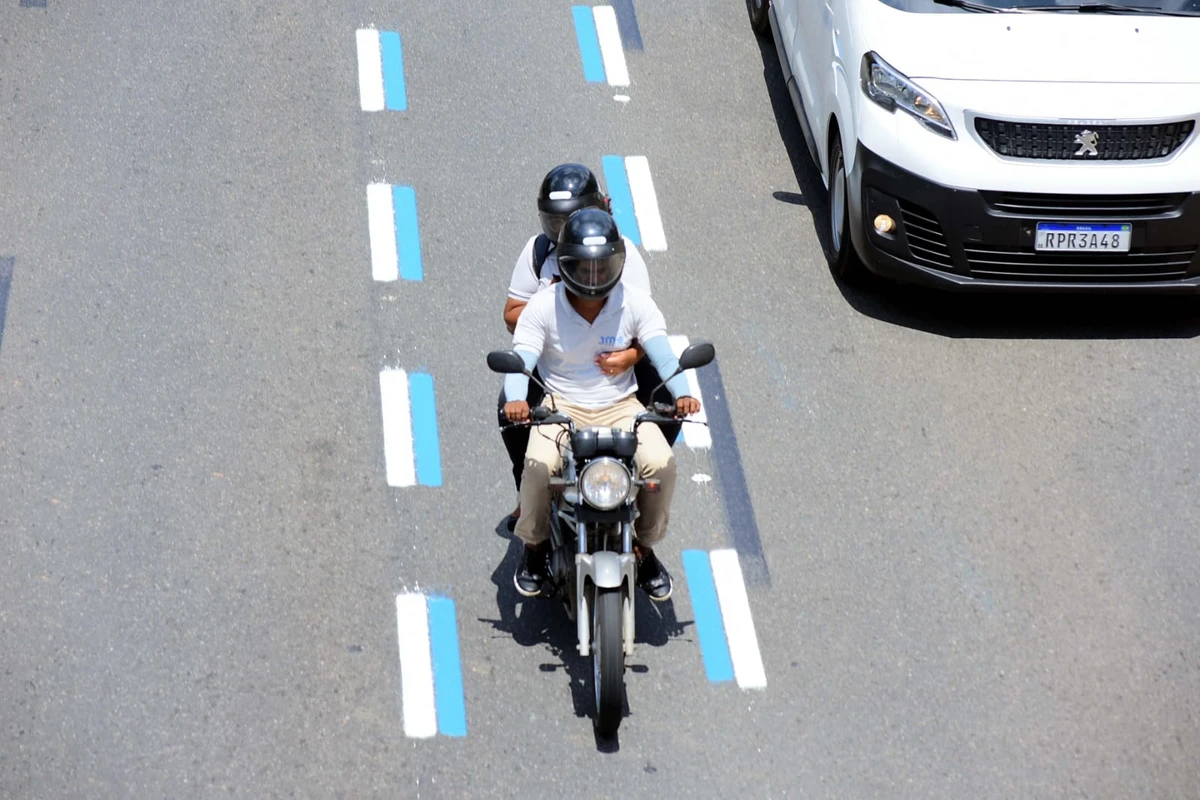 Primeira motofaixa de Salvador, na Avenida Mário Leal Ferreira (Bonocô)