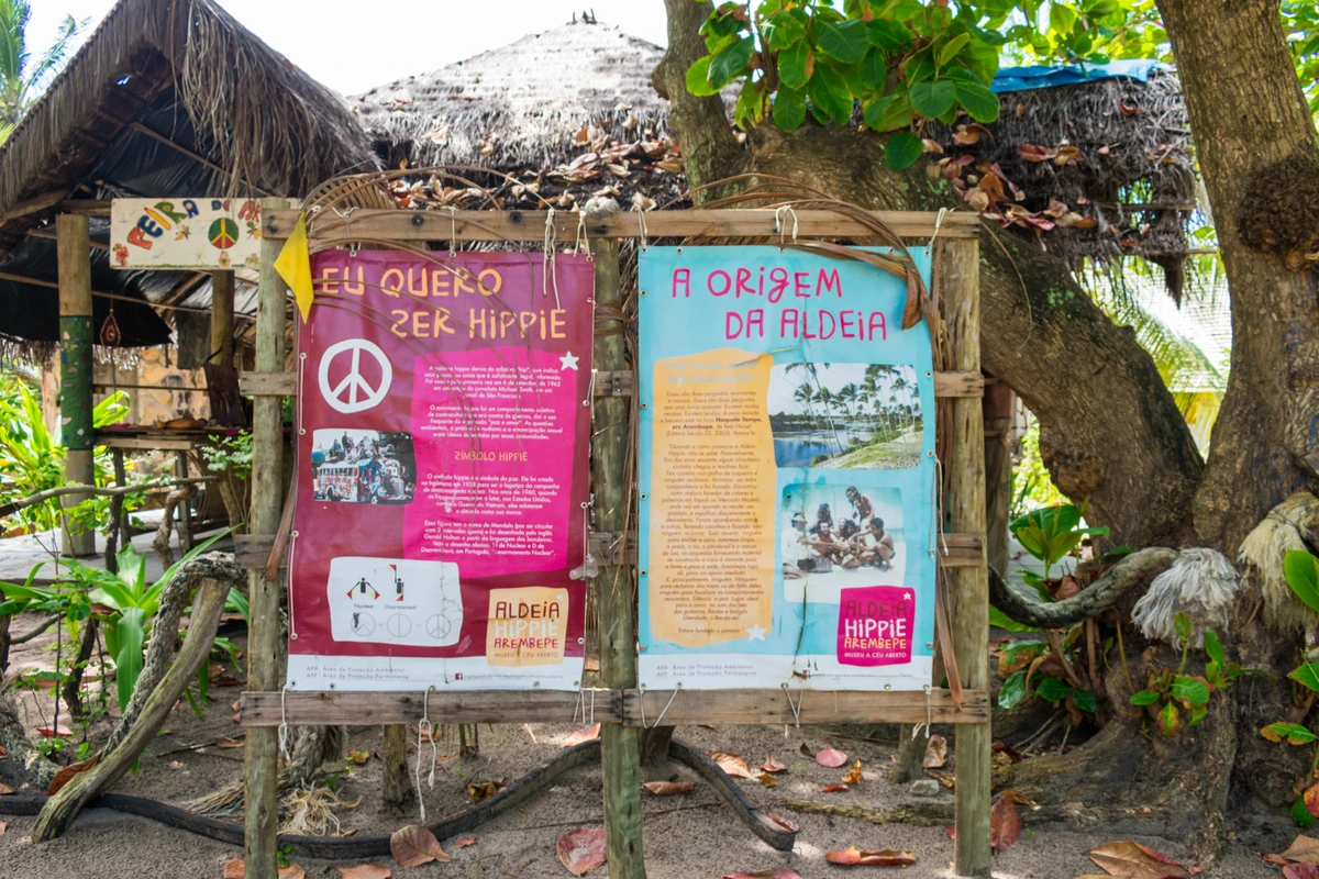 Símbolo da contracultura, Aldeia Hippie de Arembepe mantém sua aura alternativa | por Shutterstock