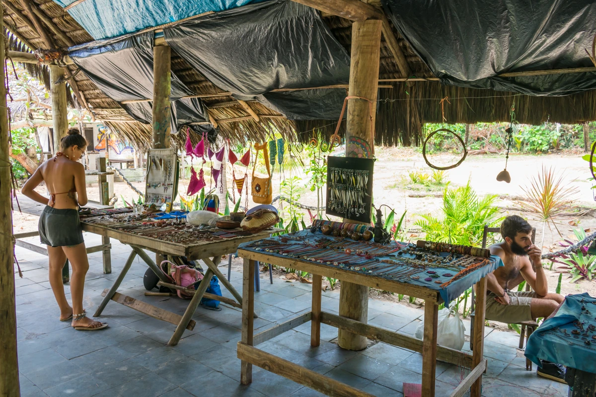 Símbolo da contracultura, Aldeia Hippie de Arembepe mantém sua aura alternativa |  por Shutterstock