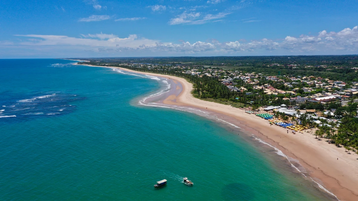 Vista aérea de Guarajuba, praia reconhecida com o selo internacional Bandeira Azul