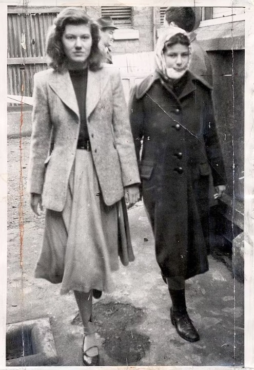 Anne, ainda como Juliet Hulme, ao lado da amiga Pauline Parker por Green And Hahn/Christchurch