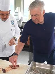 Gosta de cozinhar e já declarou que relaxa na cozinha preparando massas por Reproduçaõ