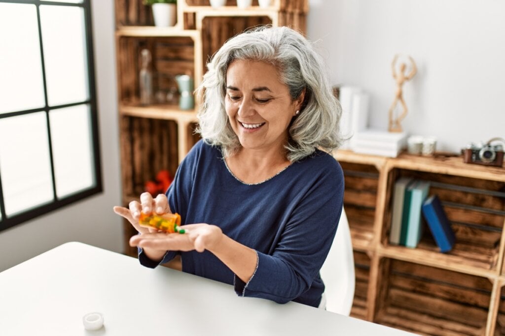 A reposição hormonal é indicada para casos de sintomas mais intensos e para prevenir a osteoporose (Imagem: Krakenimages.com | Shutterstock)