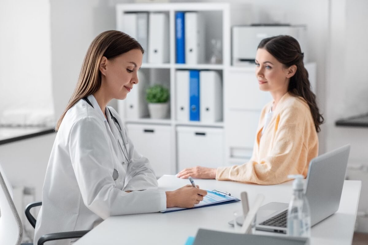 Sintomas persistentes ou inesperados merecem atenção e avaliação profissional adequada (Imagem: Syda Productions | Shutterstock)