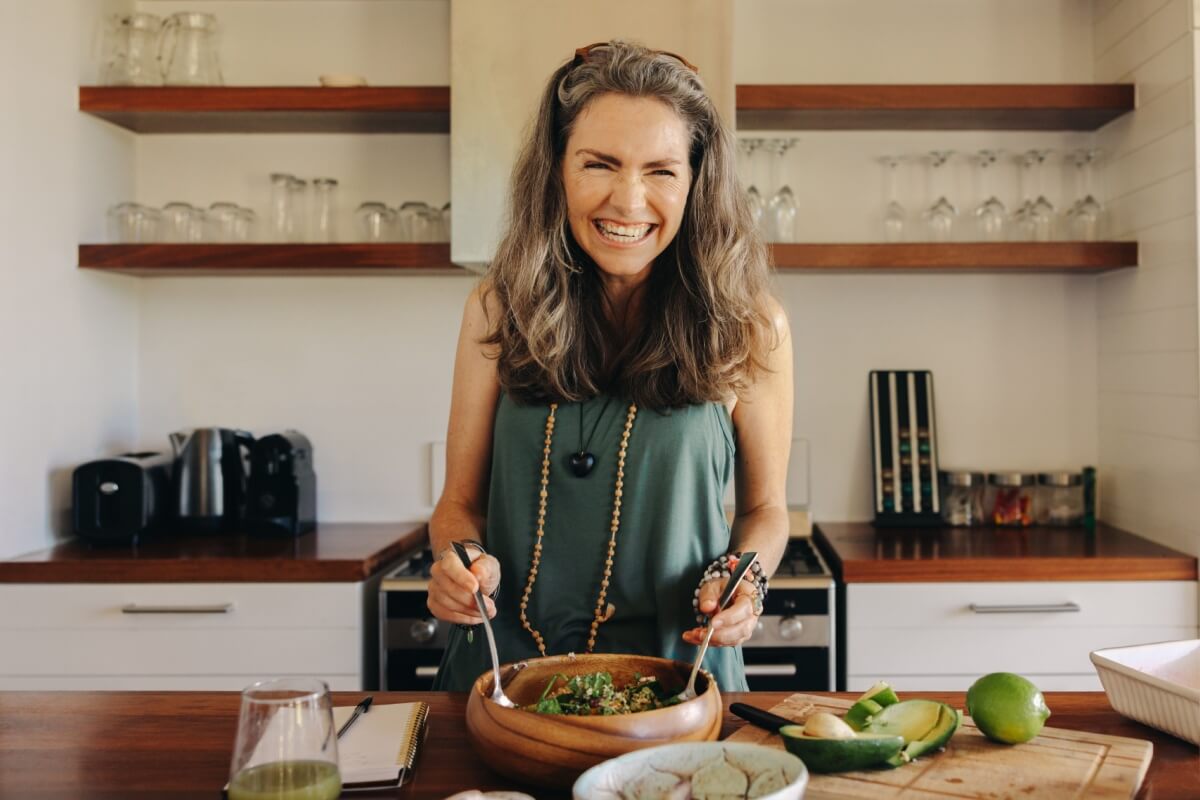 Uma alimentação saudável pode ajudar a amenizar os sintomas da menopausa (Imagem: Jacob Lund | Shutterstock)