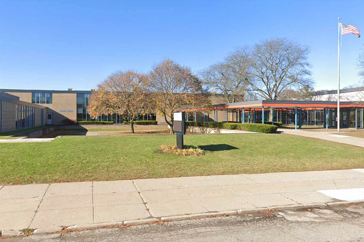 Escola não fez nada contra o menina que estava com a arma na mochila por Reprodução