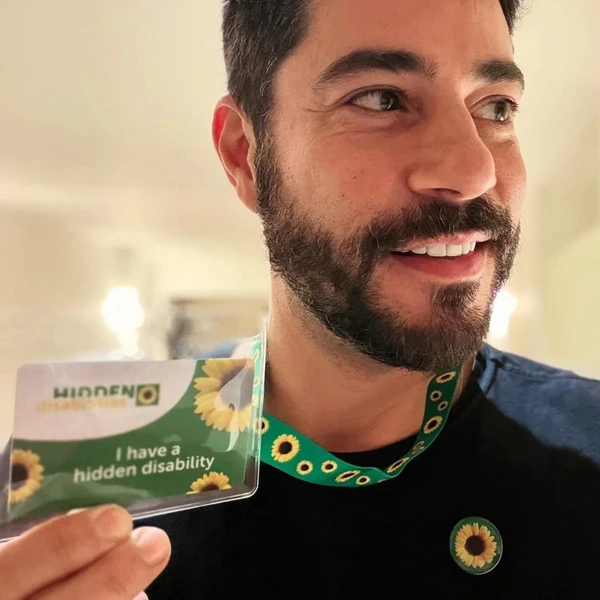 Evaristo Costa mostra cordão de girassol por Reprodução/Redes Sociais 