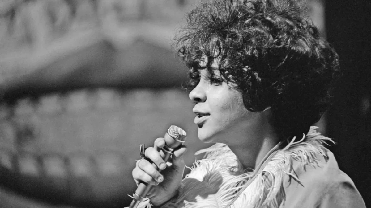 Estreou na carreira musical no início dos anos 1960 por Reprodução