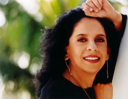 Gal na fase de "Bossa Tropical" (2002) por Marcos Hermes