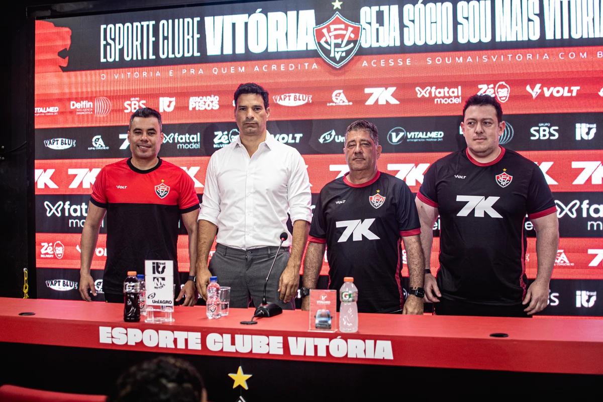 Jair Ventura ao lado de Gustavo Vieira, Emílio Faro e António Macedo