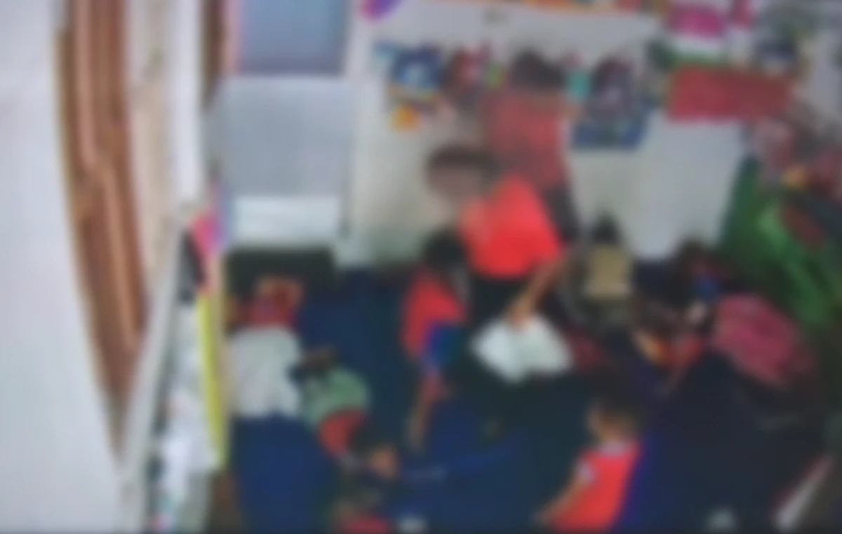 Professora é flagrada agredindo aluno  por Reprodução