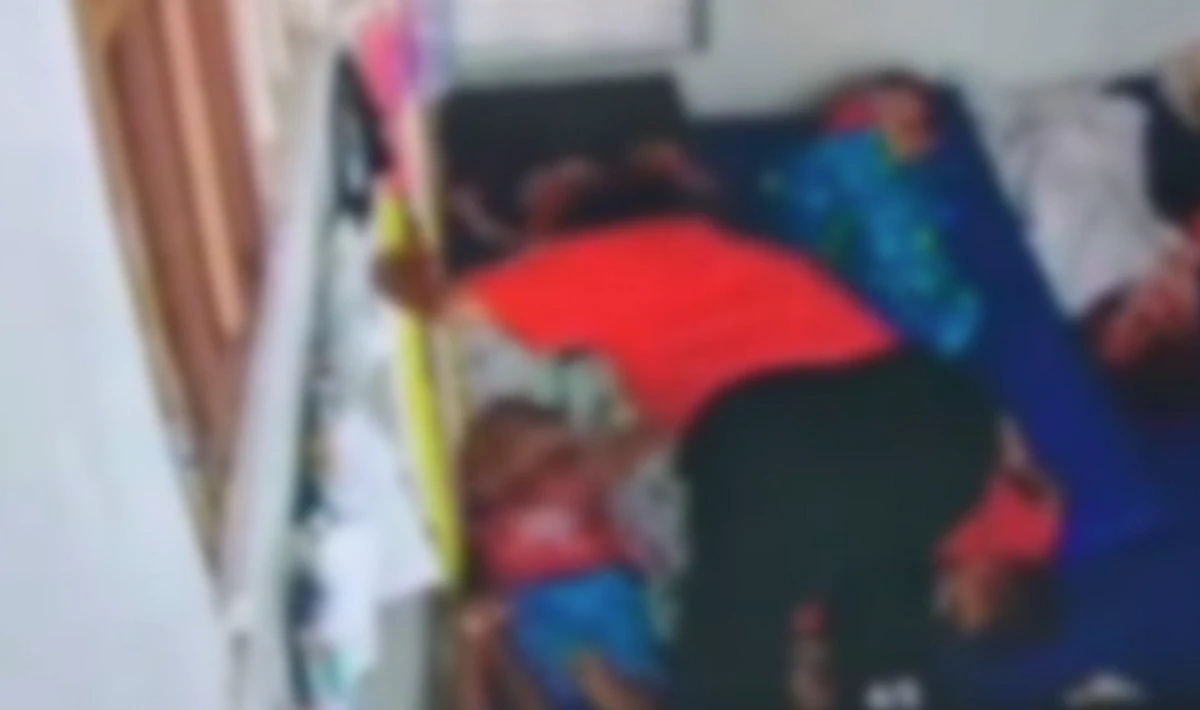 Professora é flagrada agredindo aluno  por Reprodução