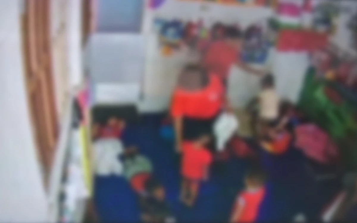 Professora é flagrada agredindo aluno  por Reprodução