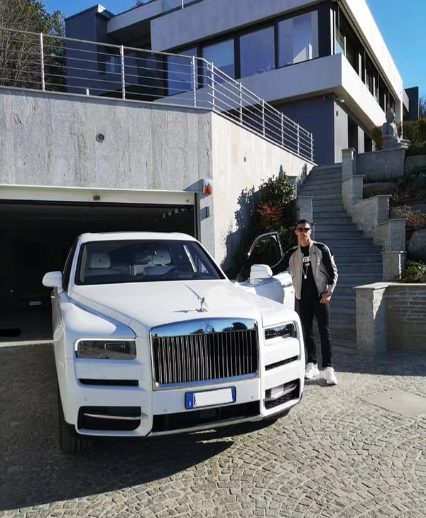 Rolls-Royce Cullinan por Reprodução 