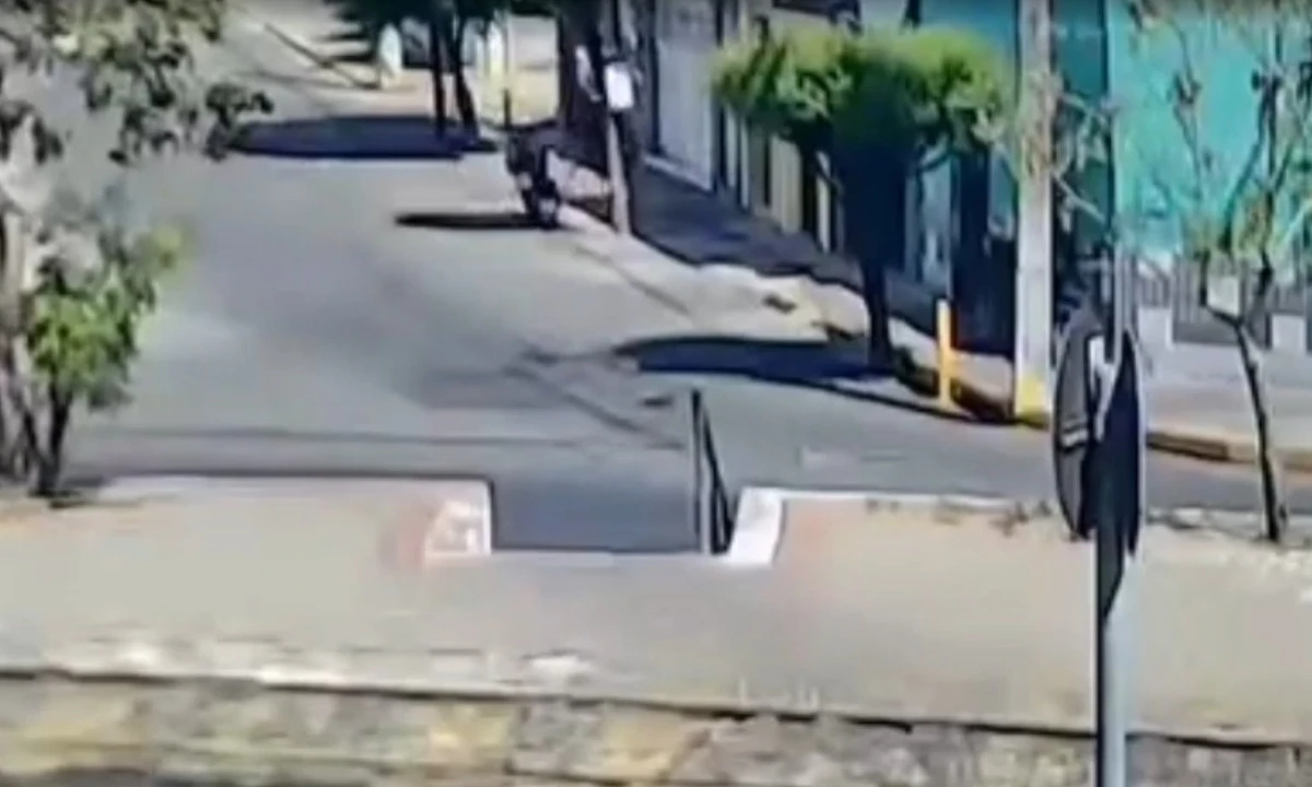 Em seguida o outro suspeito também desce da moto por Reprodução