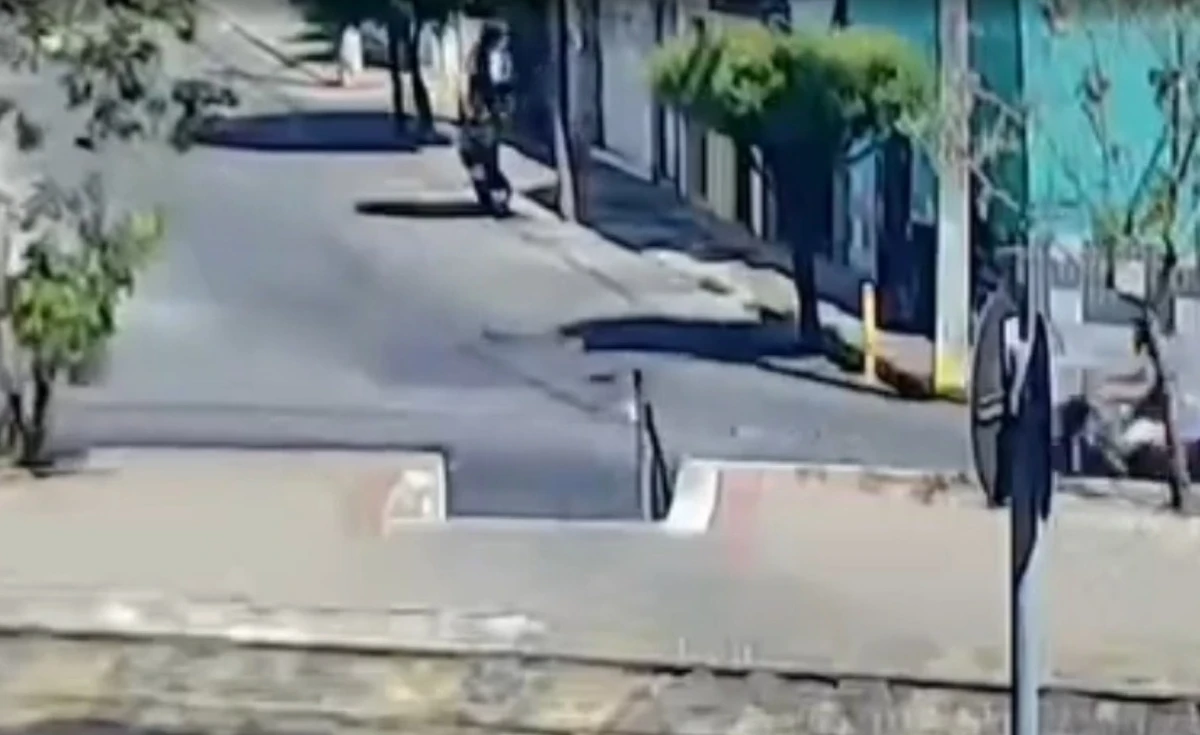 Os dois seguem até a rua da escola por Reprodução