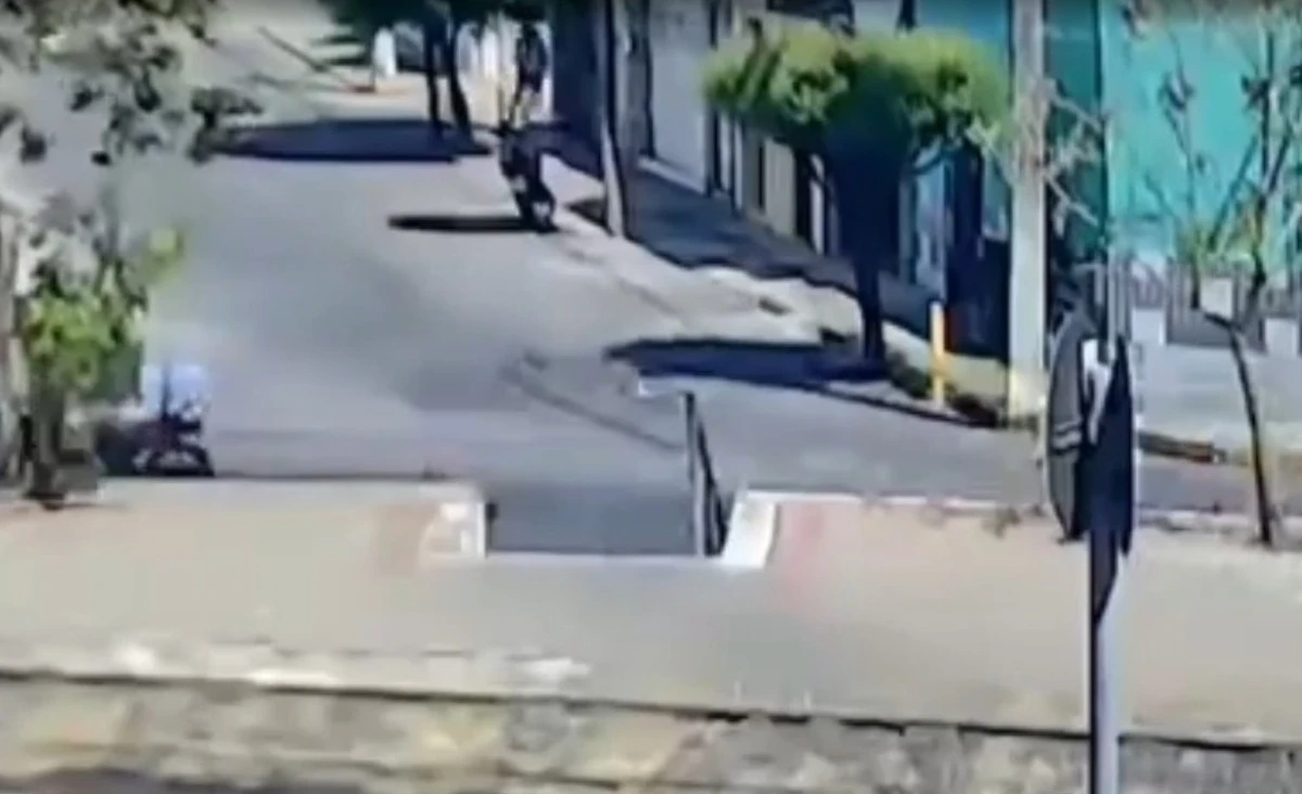 Eles viram a esquina que dá acesso ao estacionamento da instituição de ensino por Reprodução