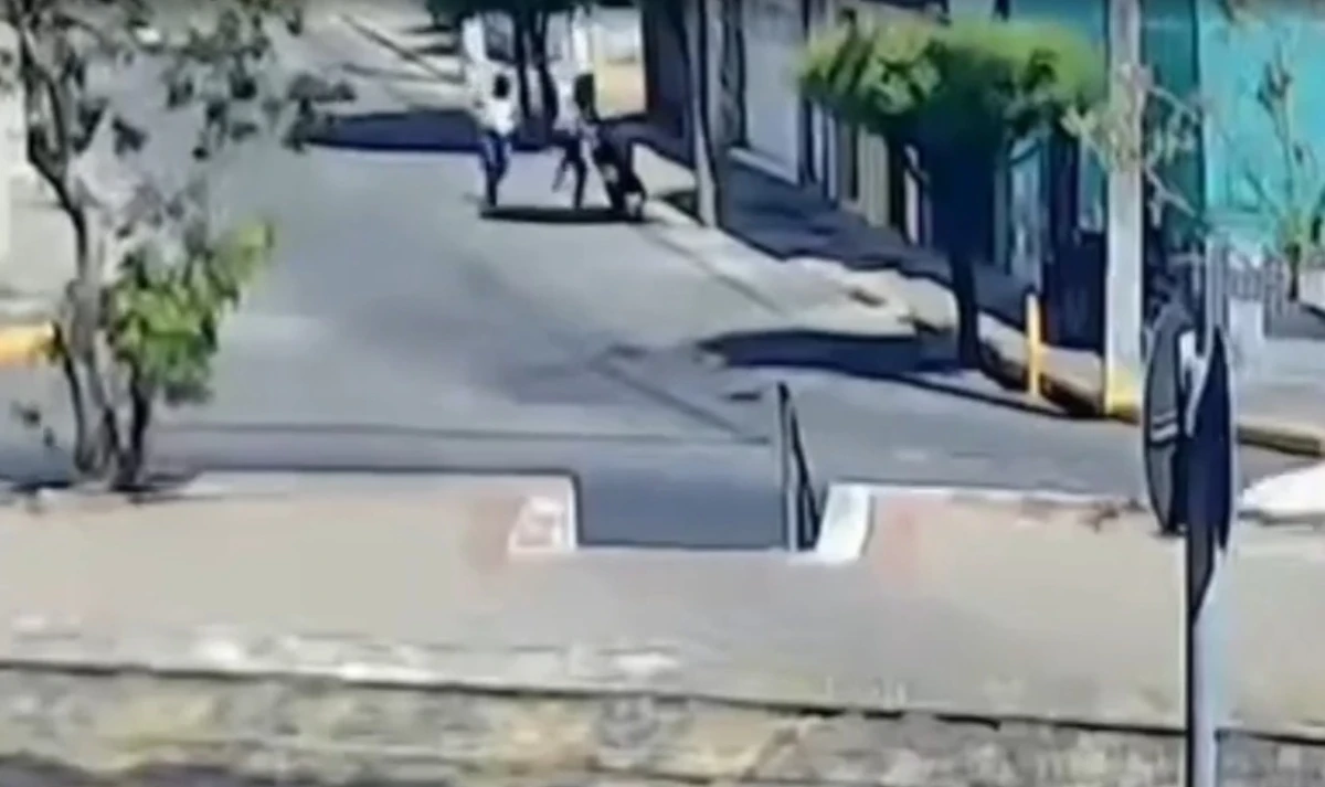 Os dois homens retornam correndo por Reprodução