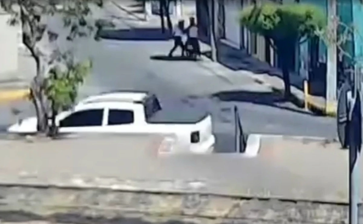 Eles sobem na moto que estava estacionada por Reprodução