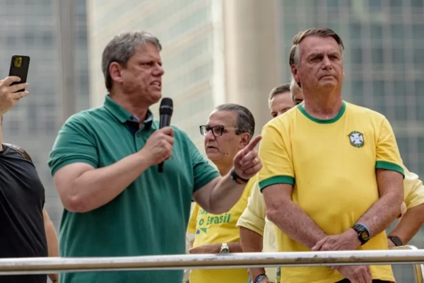 Tarcísio e Bolsonaro durante ato
