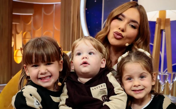 Virginia Fonseca e os três filhos, Maria Alice, Maria Flor e José Leonardo