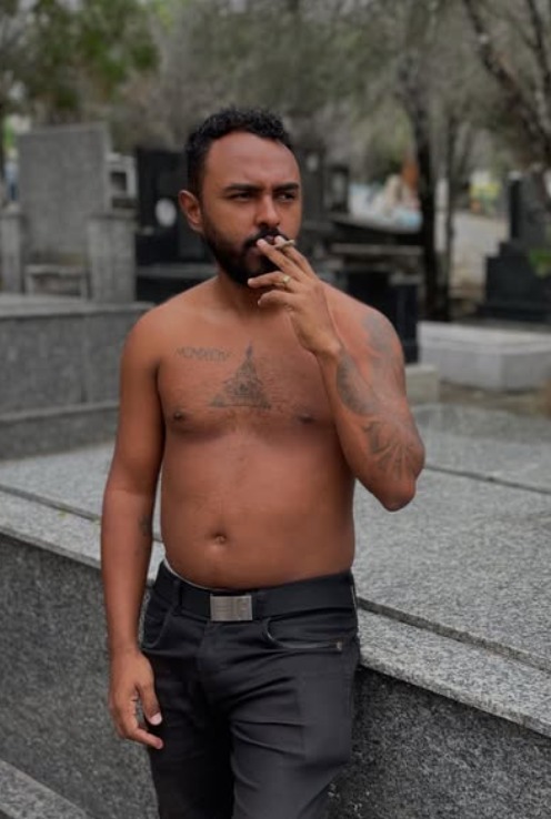 Youtuber é preso após atirar contra polícia e usar esposa e filho de escudo na Bahia por Reprodução / Redes sociais 