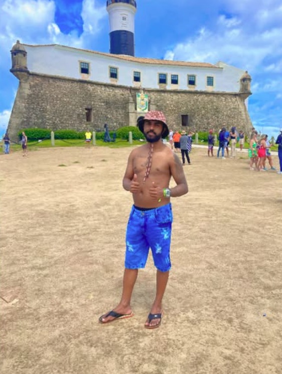 Youtuber é preso após atirar contra polícia e usar esposa e filho de escudo na Bahia por Reprodução / Redes sociais 