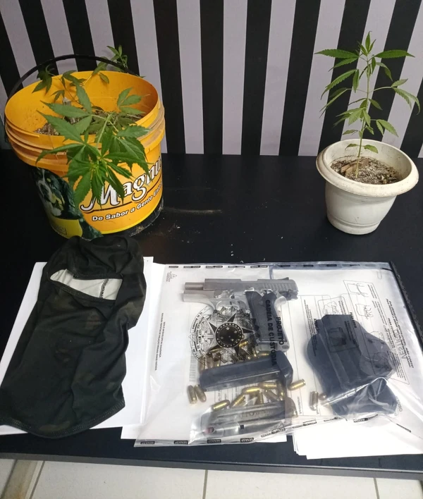 Polícia Civil prende suspeito por tentativa de homicídio, tráfico de drogas e posse ilegal de arma em Feira de Santana

 por Reprodução / Redes sociais 
