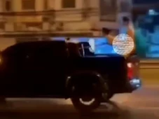 Imagem - Influencer é preso após ser flagrado fazendo sexo na traseira de uma caminhonete em movimento