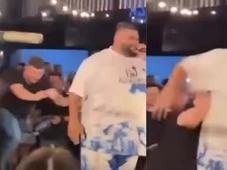 Imagem - Pai  invade palco e derruba cantor após denúncia de assédio contra filha adolescente