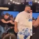 Imagem - Pai  invade palco e derruba cantor após denúncia de assédio contra filha adolescente