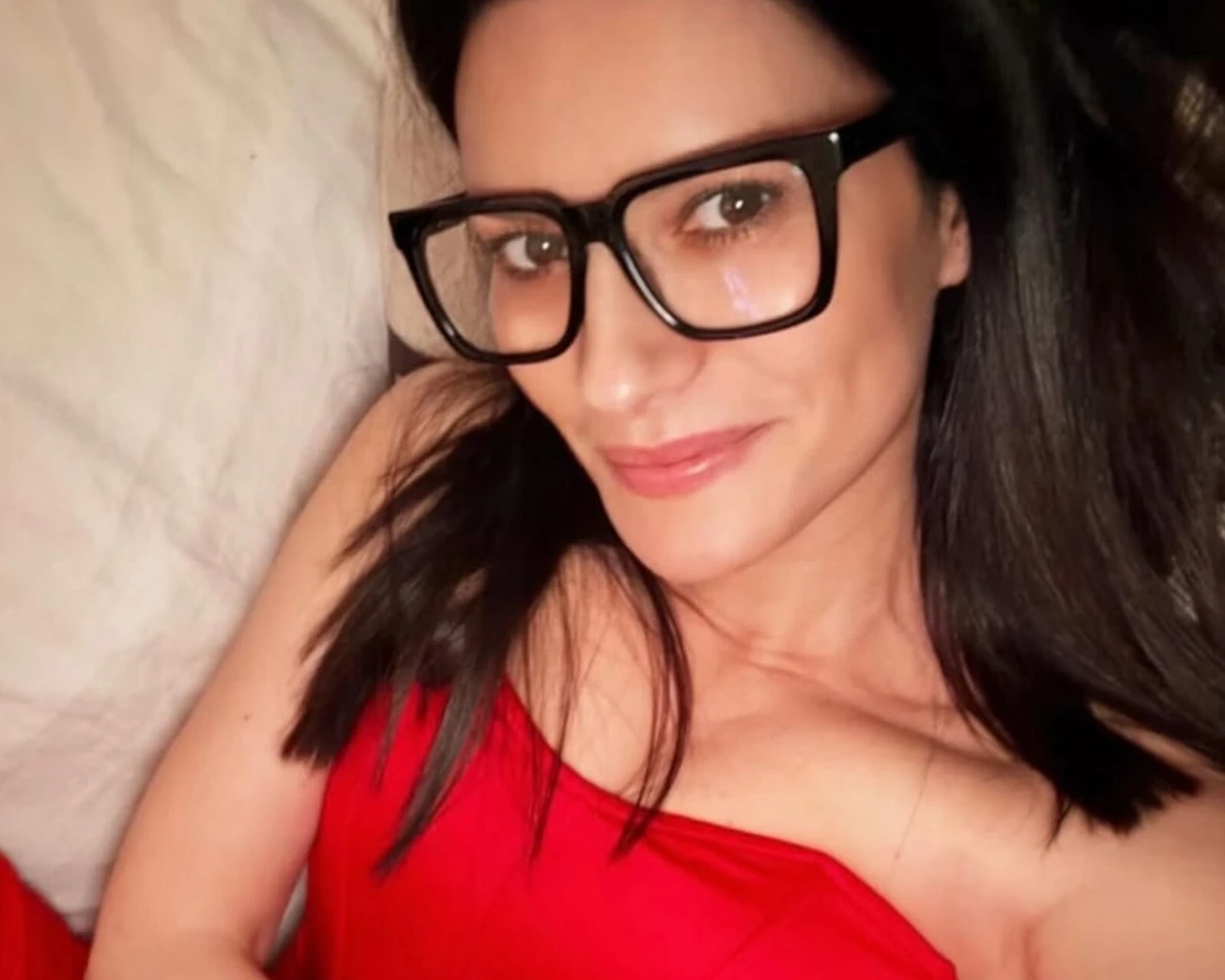 A cantora italiana Laura Pausini disse que nunca recorreu a cirurgias plásticas no rosto e que o bem-estar emocional tem influência direta em sua pele por Reprodução/Redes Sociais 