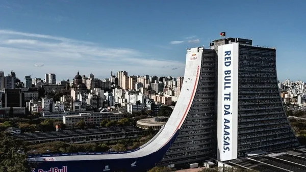 A estrutura montada pela Red Bull na fachada do prédio do Centro Administrativo Fernando Ferrari (CAFF por Victor Eleuterio/Red Bull Content Pool