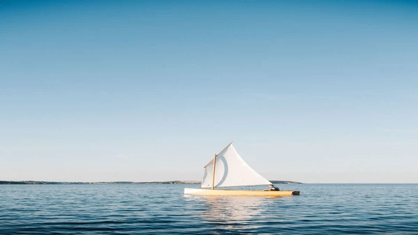 A transformação do bote em lar improvisado em meio ao oceano