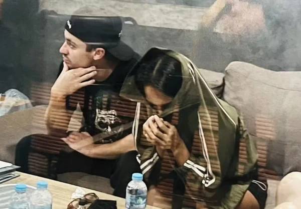 Casal fez sexo na caçamba de picape em movimento por Reprodução