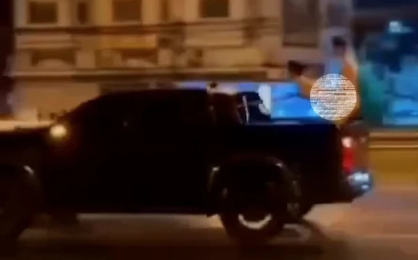 Casal foi preso após fazer sexo em caçamba de picape em movimento