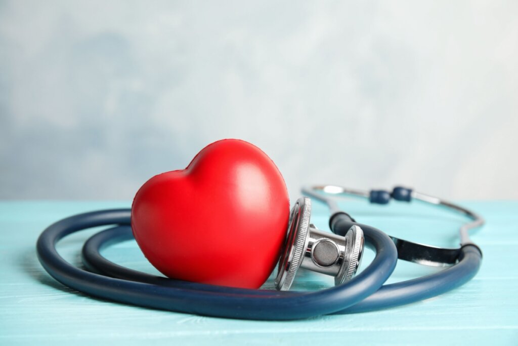 A maioria das pessoas que utiliza marca-passo pode dirigir normalmente após 30 dias da cirurgia de implante (Imagem: New Africa | Shutterstock)