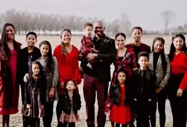 Ex-jogador Shaun Alexander e esposa anunciam espera pelo 14º filho: “Número 14 está no forninho”