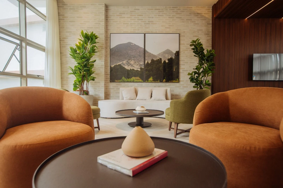 Feirão da Casa Própria reúne condições especiais para compra de imóvel em Salvador e RMS por Fachada do Cedro e ambiente interno: Felipe Miranda Condomínio em construção: Divulgação