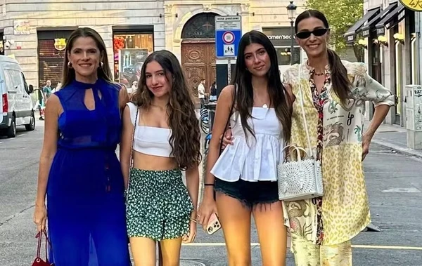 Ingrid Guimarães e Mônica Martelli com suas filhas, Clara e Julia  por Reprodução/Redes Sociais